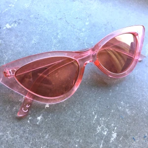 Solglasögon  - Rosa solglasögon från Monki, inga repor elr så💞 