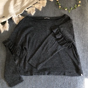 Tröja - Tröja med volanger i ärmarna 