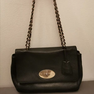 Mulberry Lily medium bag - Säljer nu min Svarta Mulberry Lily bag i storlek Medium. Väskan är några år gammal men väldigt sparsamt använd.  Tyvärr försvann kvitto och dustbag under flytten  Nypris på Mulberrys hemsida är £895 så ca 12.000 i svenska kronor.  Fler bilder kan skickas 