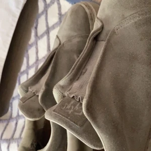 Eytys  - Superfina Eytys i den klassiska modellen! Ganska smutsiga men kan fixas till. Det står lite namn på skornas vita nederdel.