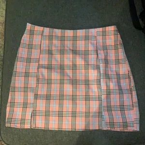 Rutig kjol - En super söt kjol från shein som enbart används 1 gång. Den är i L och passar mig som har M. Den är perfekt söt längd för mig som är 170 cm. 