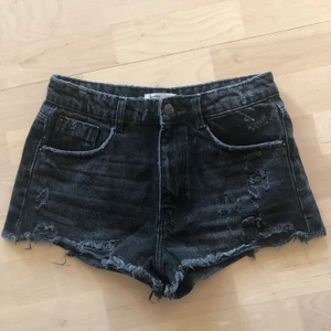 Jeans shorts - Supersnygga svarta hög midjade jeans shorts med slitningar från Zara. Använd några gånger men är i jättebra skick. Säljs då de blivit för små tyvärr. Storlek 36. Köparen står för frakt! Priset går att diskuteras!