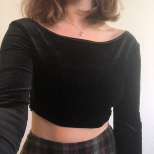 Svart sammetströja - Sammetströja från 90- eller 00-talet, från Sinéquanone 🖤 Omsydd till en crop top men har söm och allt! Man kan kasa ner den och ha off-shoulder eller ha den som vanligt 💕 Frakt: 42kr 