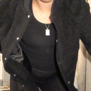 Svart jacka  - Jätte fin svart jacka från bikbok i storlek xs, är oversized.... knappt använd. ⚡️Kolla gärna in resten i min profil 🌎 Pris går att diskuteras! Köparen står för frakt (88kr) totalt - 188kr 