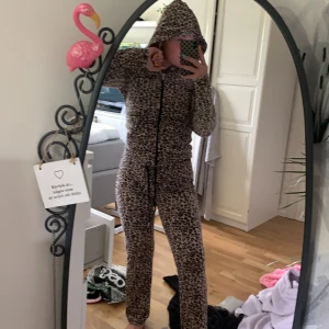 Leopard set hoodie byxor  - Ett leopard det ifrån Gina tricot, säljer pga används inte längre. 