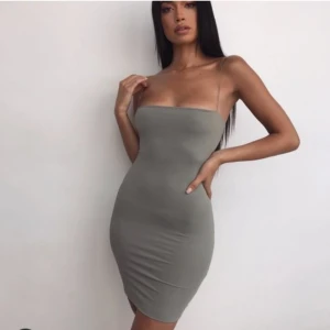 Härlig grön klänning  - Jätte fin klänning från Meshki, storlek S. Aldrig använd! 