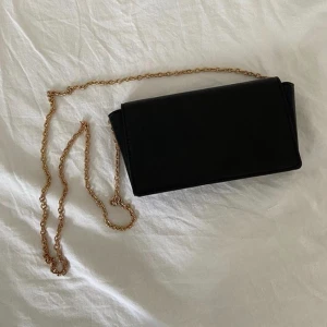 Liten väska  - Liten väska med guldkedja från Åhléns. Kedjan är justerbar och går att ta bort ☺️ har varit med mig rätt länge men har ej skador! 