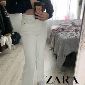 Jeans från zara, 34 - Skitsnygga (!!!!) jeans från zara, populära och helt sprillans nya. Köpte tyvärr fel storlek så de är bara testade! Storlek 34🧞‍♀️