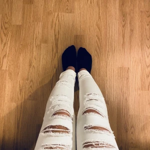 Vita Jeans - Fina vita jeans med flera hål. Säljer pga att de är för långa, dock går de att vika upp de på ett riktigt snyggt sätt. Lågmidjade vilket är trendigt nu:) 