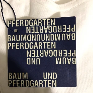 Vita jeans - Nikita jeans från Baum und Pferdgarten. Oanvända endast prövade jeans i storlek 34. Nypris 1299kr. Meddela om du har frågor 😊