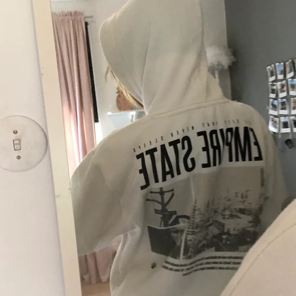 hoodie från hm som ja fortfarande gillar väldigt mycket men tror nån annan skulle få mer användning av. Är en XS men sitter som en S. Hoodies.