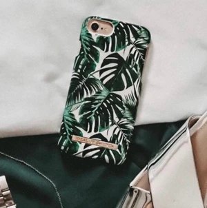 ideal of Sweden iPhone 7/8  - detta ska är i bra skick förutom att den har gått sönder på ett hörn och lite färg har skrapats bort från ett hörn som man se på bilder!