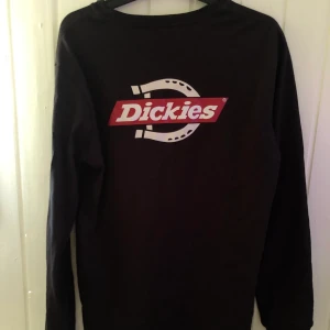 Dickies långärmad  - Köpte förra veckan men kastade kvittot så kunde inte lämna tillbaka, inte min typ av plagg Storlek M Helt ny Aldrig använd
