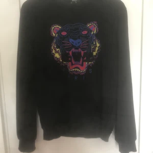 Kenzo - Här är en kenzo tröja i storlek S den passar M också och vill sälja den för har tröttnat på den