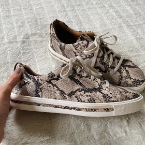 Sneakers Clarks - Clarks: un maui lace natural snake✨🌟                    Ett par snygga sneakers som dessutom är både lätta och sköna att ha på sig. Jag har endast använt dem en gång så de är i mycket fint skick. Köparen står för frakten🤗💓 (Nypris på dessa är ca 900kr) 