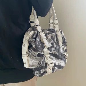 Väska - Säljer pga använder inte längre, bra storlek man får plats med mycket, pris går att diskuteras, möts i Sthlm innerstad annars står köparen för frakt 😊😊