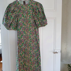 Klänning med puffärm  - Blommig klänning mmed stor puffärm från H&M. Superfin midilängd. 