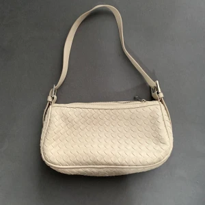 Baguette Väska begie! - Helt ny och oanvänd från gina nypris 379!