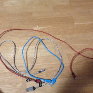 3 iPhone sladdar  - Nästan oanvända sladdar till iphone jag ej behlver längre då jag skaffat annan mobil. 1 för 40kr eller alla för 100kr