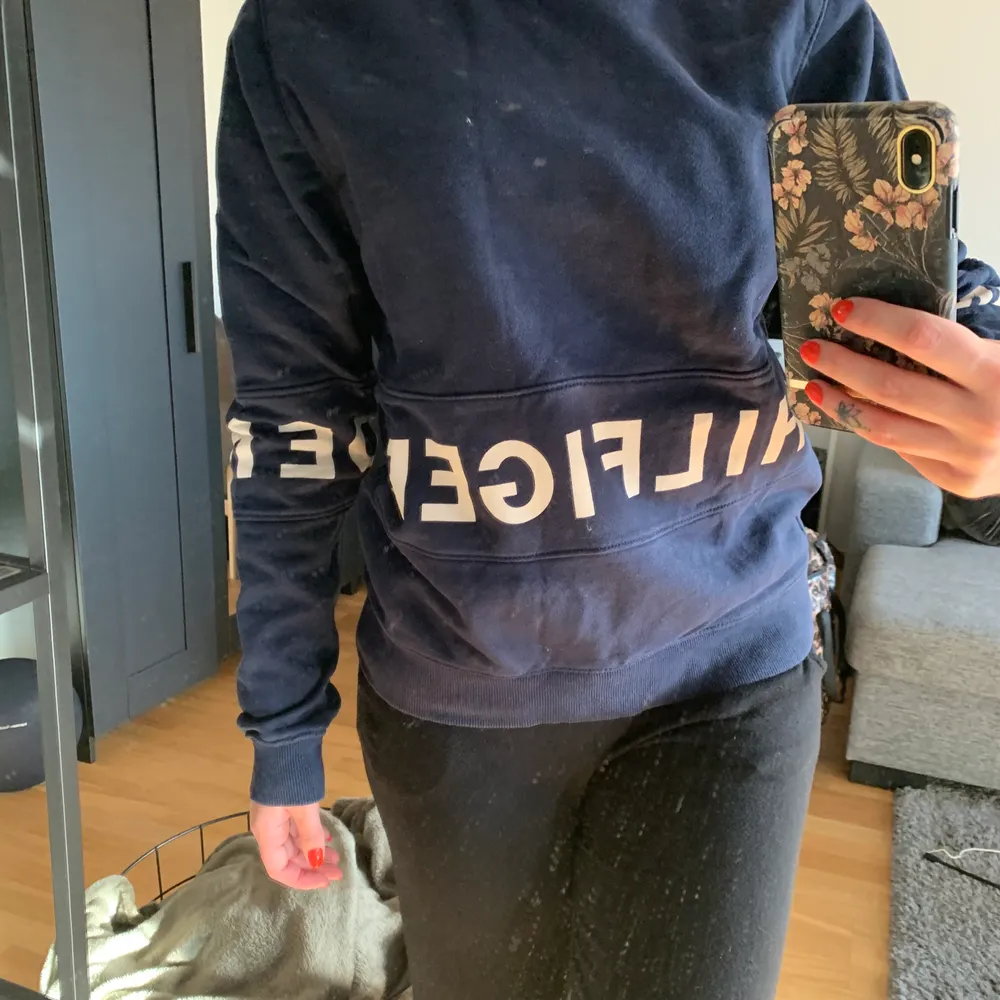 Blå sweatshirt ifrån Tommy hilfiger i storlek S. Själva trycket är lite mer i en äggvit färg. Den är i fint skick. Köparen står för frakten. ☘️. Tröjor & Koftor.