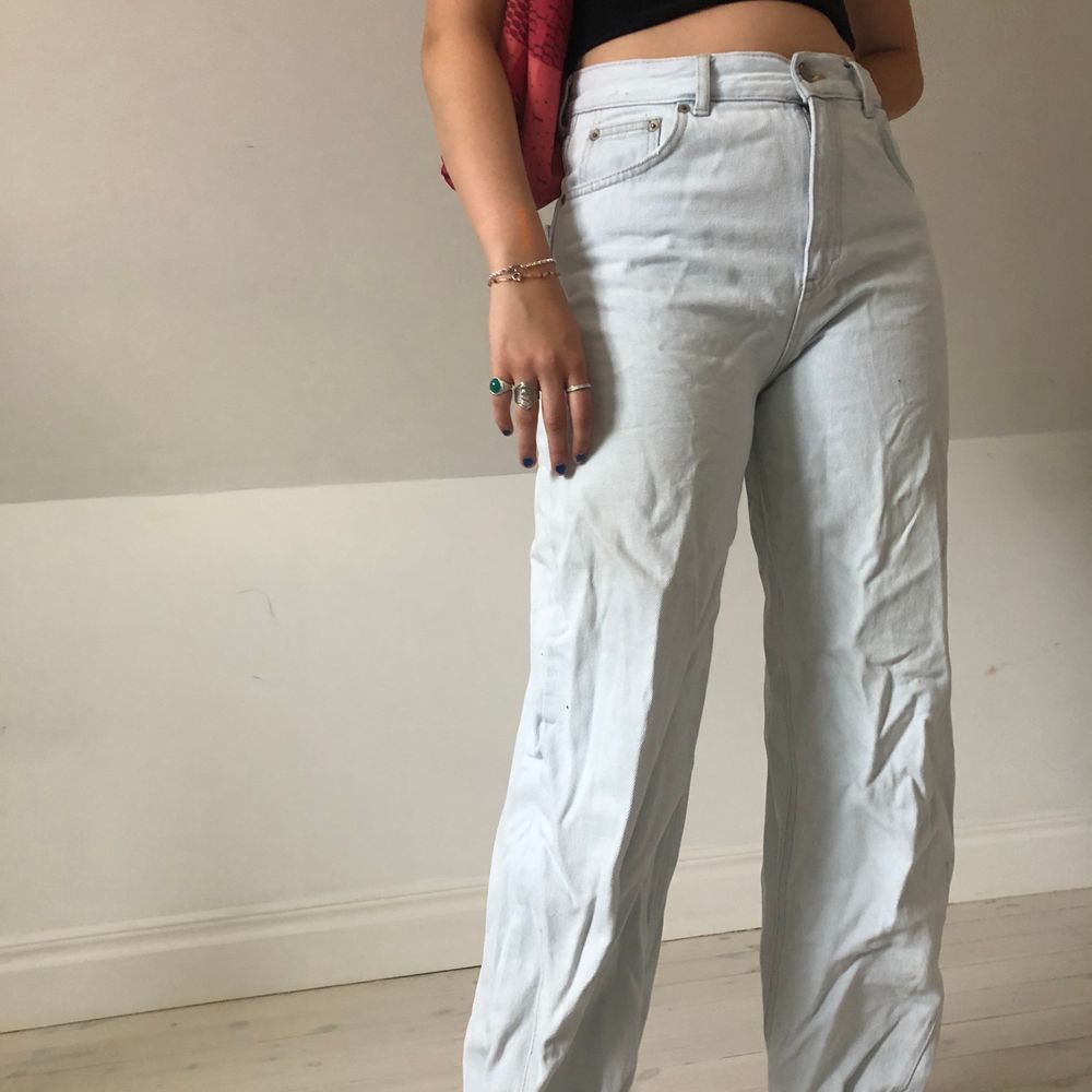 Ett par väldigt ljusa jeans/ nästan vita från sadie sinks limiter edition kollektion med pull and bear. Ass snygga men tyvär för små för mig. Modellen 168cm. Jeans & Byxor.