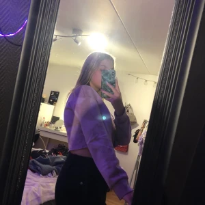 Fake tie dye - Egen blekt tröja från primark Säljer pga den kommer inte till andväning för att den är croppad (luktar fortfarande lite klorin men har tvättat den ett antal gånger) säljer för 100kr inklusive frakten