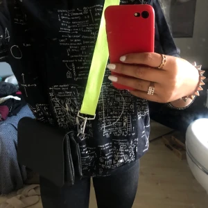 Snygg väska  - Skott snygg väska från monki! Den rymmer mycket och har vi fack i💞 de finns två justerbara band i färgen neon och svart💞💞 200 kr+ frakt tillkommer 