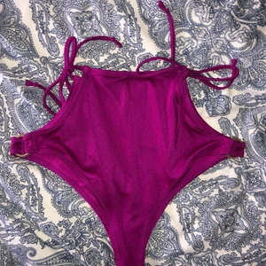 Lila bikini underdel XS - Lila bikini underdel storlek XS, högmidjade,guld ringar som detalj och knytningar på sidorna. Aldrig använda bara testade!! Du står för frakten!