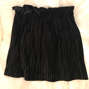 SAMMETSKJOL - Svart kjol i mjukt sammetsmaterial! Ett väldigt rejält material som ej är genomskinligt! Kan va både lite mer chill plagg men går utmärkt att klä upp också🤩 frakt står köpare för!