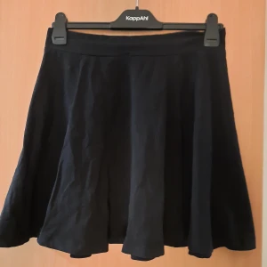 H&M skaterskirt strl M - Skaterslirt frpn H&M i strl M. Väl använd med i gott skick. Kan mötas upp eller skicka, jag står INTE för frakten