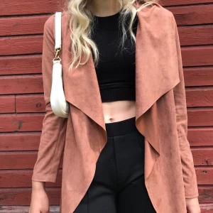 Only jacka - Väldigt fin jacka från Only. Perfekt till vår och höst ( men även till svensk sommar.) Aldrig använd och köpt för 600 kr. Storlek s. Frakt tillkommer✨🛍