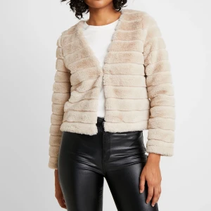 Jacka  - En mysig fin jacka som tyvärr aldrig kom till användning hos mig. Jackan är oanvänd och lappen finns kvar.