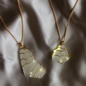 Crystal Halsband - Snygga och trendiga Crystal Halsband😍😍 Det finns i både den lilla modellen och i den stora DESSA ÄR ÄKTA STENAR/KRISTALLER🤍FINNS ENDAST 2 av varje så först till kvarn gäller😍😍Frakt tillkommer på 16kr