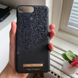 Ideal of Sweden skal  - Super fint & helt felfritt skal från ideal of Sweden designat av Negin Mirsalehi. Precis som nytt då det knappt har använts. Säljer pga att jag har en ny telefon. Nypris: 499kr, mitt pris: 99kr ,FRAKT INGÅR I PRISET 🖤