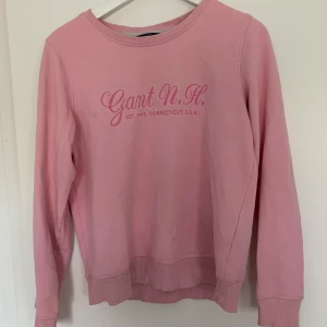 Rosa tjocktröja från GANT - Rosa tjock tröja från GANT. Använd men i gott skick. Ny pris 599. Mitt pris 250 kr. Billigare vid snabb affär. Storlek S men passar även mig med M.