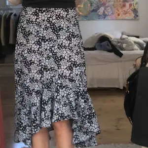 Superfin kjol i blommigt mönster från hm i strl 38 men passar mig jättebra som är xs/s. Kjolen är lite längre därbak och har volang längst ner!!  Kan mötas upp i sthlm annars står köparen för frakten!💘💘💘