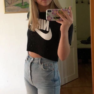Niketröja - Superfin croppad Niketröja som inte kommer till användning och det är därför den säljs. frakt tillkommer