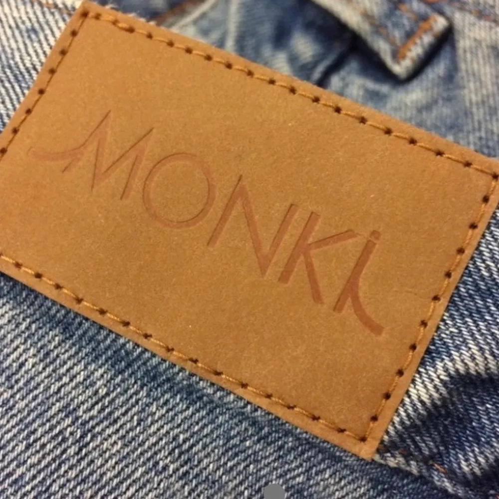 Säljer jeans från Monki i nyskick. Har endast provats en gång och då märkte jag tyvärr att dom var lite för stora för mig :( Frakt ingår!. Jeans & Byxor.