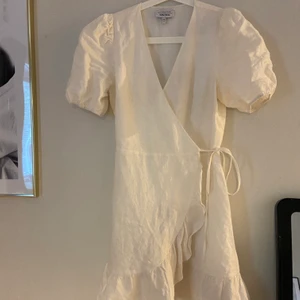 Klänning från & other stories - Klänning i linne från & other stories, använd en gång. Storlek 38, nypris 900. Säljer för 300.  Hämtas i Borås eller skickas. Köparen står för frakt! :)