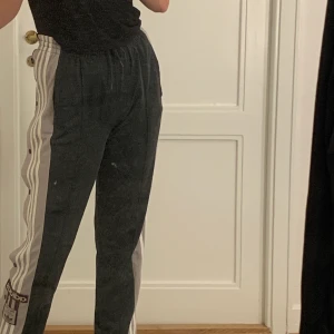 Adidas knappbyxor  - Adidas knappbyxor köpta för typ 2 år sedan. Bra skick. Storlek S 