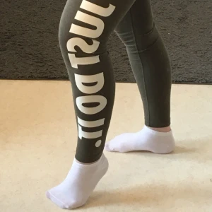 Nike tights - Supersnygga militärgröna tights från Nike! Väldigt sköna och ganska stretchiga. Bra skick, inga slitningar på trycket🥳