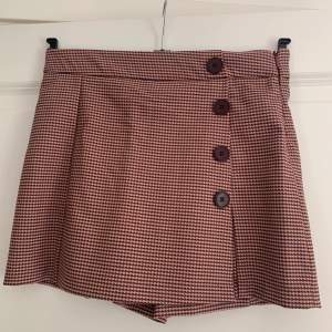 Jättesöt Kjol/shorts från Zara i storlek S! Fint skick så säljer för 100kr + frakt. 
