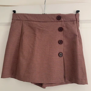 ”Skort” från Zara med knappar - Jättesöt Kjol/shorts från Zara i storlek S! Fint skick så säljer för 100kr + frakt. 