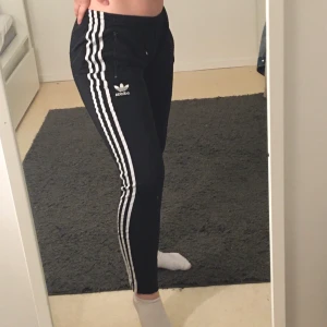 Adidasbyxor - Supersnygga Adidasbyxor, utöver några knottror på högerlåret så är de i väldigt bra skick! 