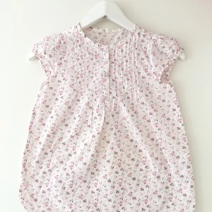 Blommig blus 🌸 - Knappt använd blus köpt för flera år sedan från H&M, dvs i bra skick 🌸 Säljer pga att den är för liten för mig. Kommer ej ihåg vad den kostat från början Frakt tillkommer. I barnstorlek 🌸