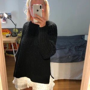 Svart stickad - Svart stickad tröja med blåa inslag, storlek xs men den är oversized 💞