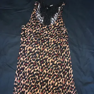 Lång lejopard mönstrad klänning från Hm med spets i ryggen, storlek 36 pris;50kr