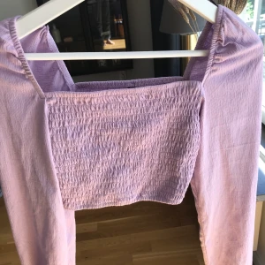 Off-shoulder tröja  - Lila off-shoulder tröja från H&M. Aldrig använd pga att jag inte kände att tröjan passade just mig. Storlek Xs men jag tror tröjan funkar för S beroende på byst-storlek. Buda från 70 kr (: köparen står för frakt.