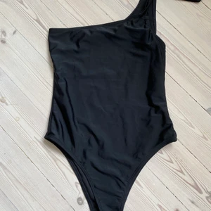 Baddräkt  - Säljer min baddräkt från nakd. Använd fåtal gånger. Baddräkten är one shoulder. Den är justerbar och i mkt fint skick💕