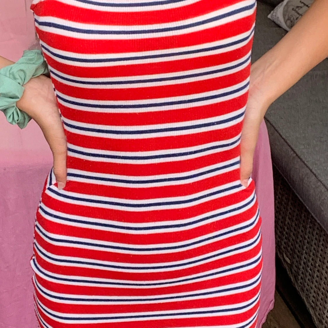 Tajt röd/randig klänning - 38